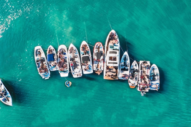 Tir de drone aérien de différentes tailles de bateaux amarrés près de la jetée