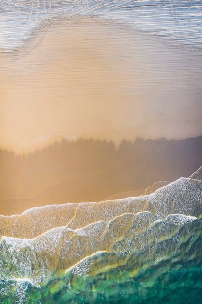 Tir de drone de plage de sable blanc