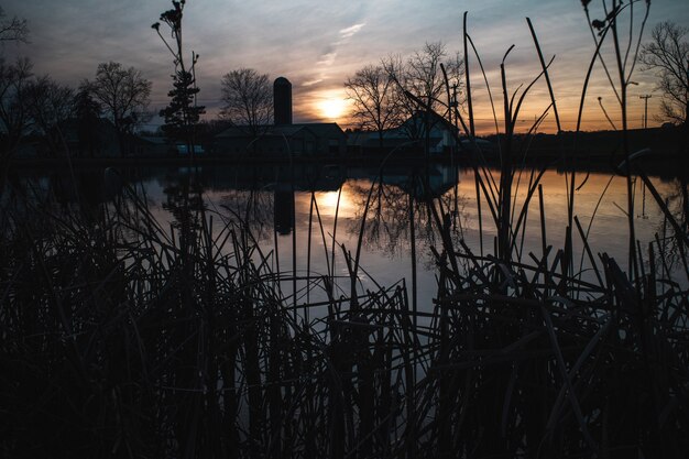 Tir étrange d'un lac avec une maison au coucher du soleil