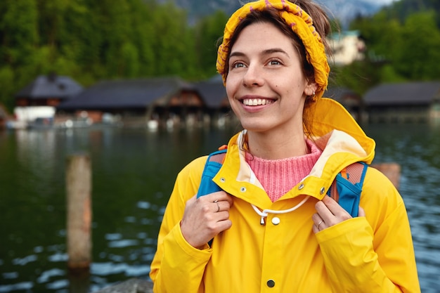 Tir extérieur d'une femme de race blanche aime explorer l'environnement