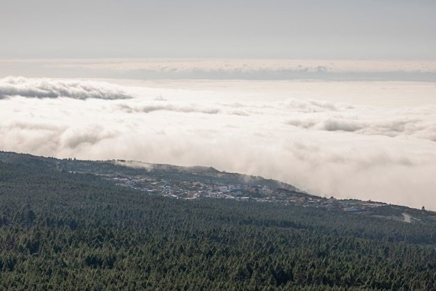 Tir haute nuages et montagne d'en haut