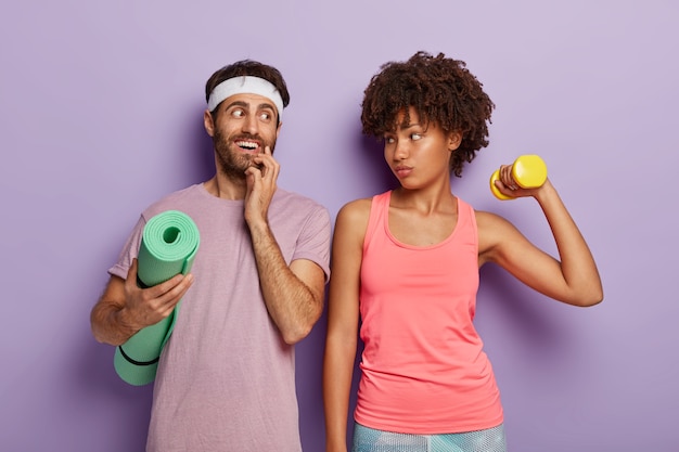 Tir intérieur d'un couple multiethnique heureux s'entraîner tôt le matin