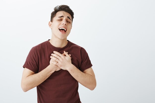 Tir intérieur d'un homme passionné beau en t-shirt rouge à la mode