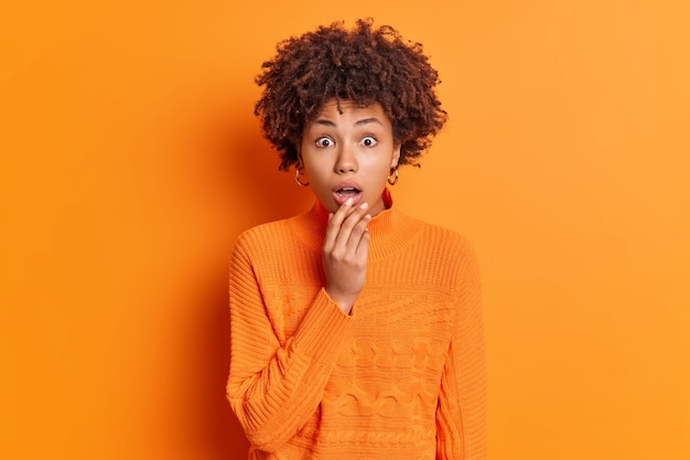 Tir à l'intérieur d'une jeune femme afro-américaine bouclée choquée