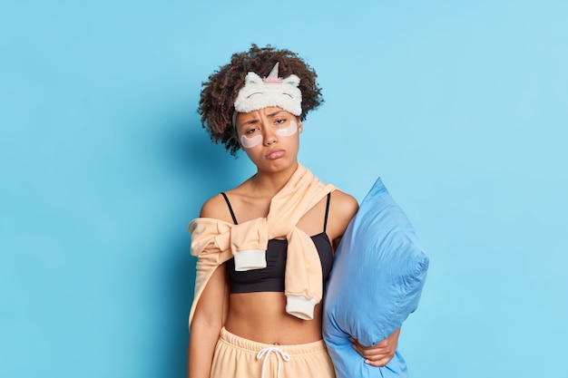 Photo gratuite tir à l'intérieur d'une jeune femme afro-américaine endormie mécontente a épuisé l'expression du visage