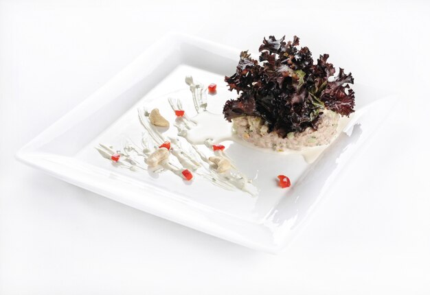 Tir isolé d'une assiette blanche avec une délicieuse salade - parfait pour un blog de cuisine ou une utilisation de menu