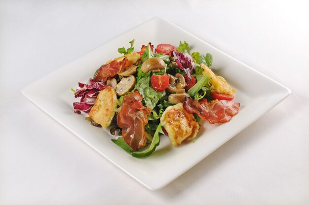 Tir isolé d'une assiette avec salade au poulet et bacon - parfait pour un blog culinaire ou une utilisation de menu