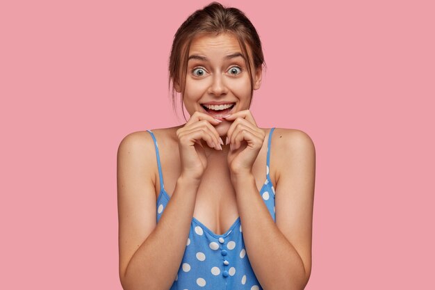 Tir isolé d'une femme de race blanche heureuse regarde avec des yeux pleins de bonheur