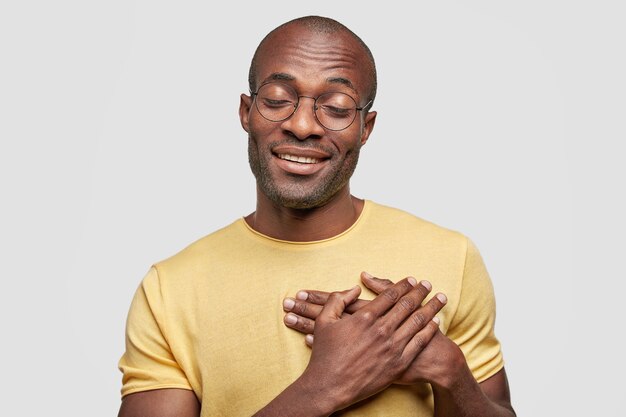 Tir isolé d'un homme afro-américain ravi avec une expression joyeuse