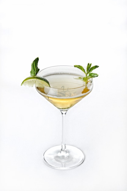 Tir isolé vertical de cocktail