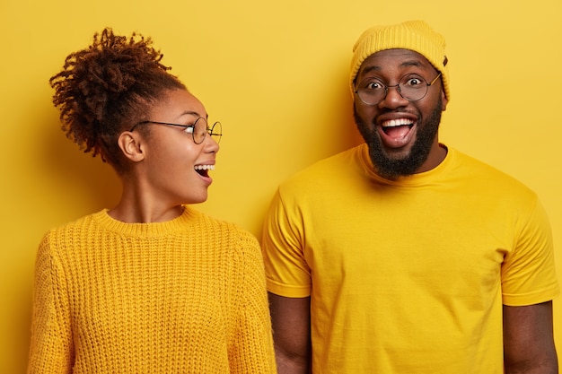 Tir lumineux de femme heureuse surprise avec des cheveux afro