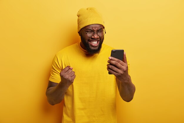 Tir monochrome d'un homme agacé frustré serre le poing et les dents avec irritation