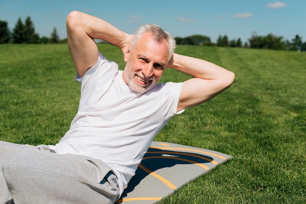 Tir moyen homme exerçant sur un tapis