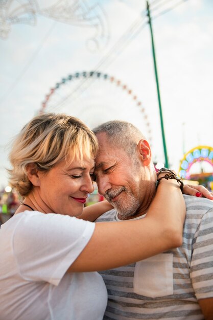 Tir moyen joli couple étreignant