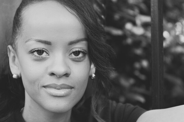 Tir en niveaux de gris d'une femme afro-américaine souriante