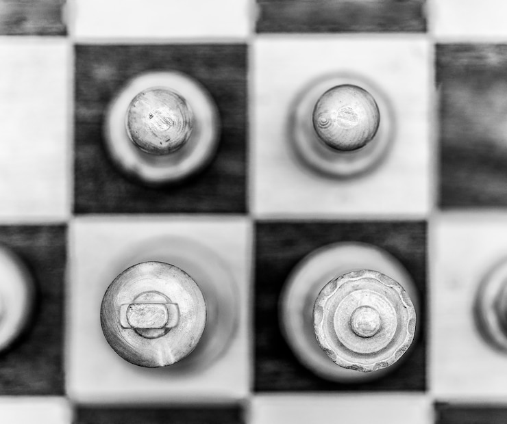 Photo gratuit tir en niveaux de gris de pièces d'échecs sur un échiquier