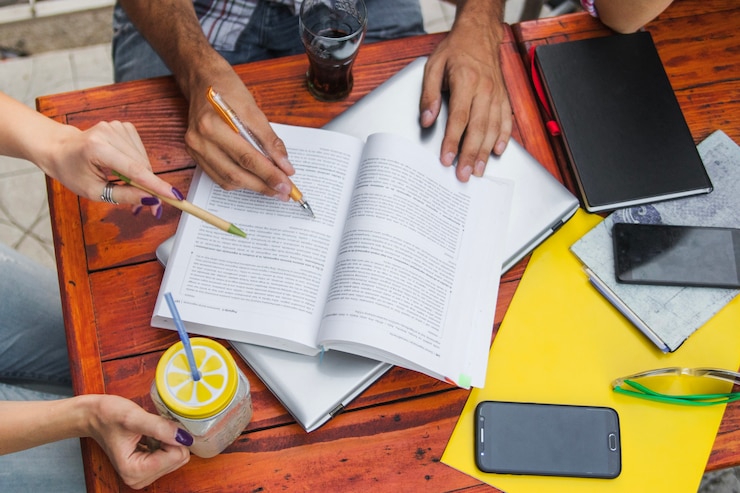 Photo gratuit tir de récolte des personnes qui étudient