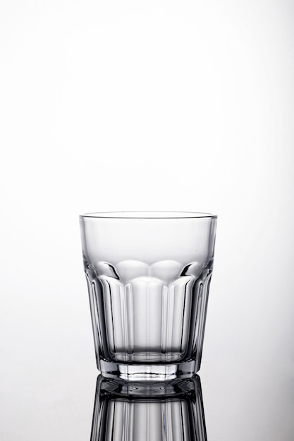 Tir d'un verre d'eau sur fond blanc