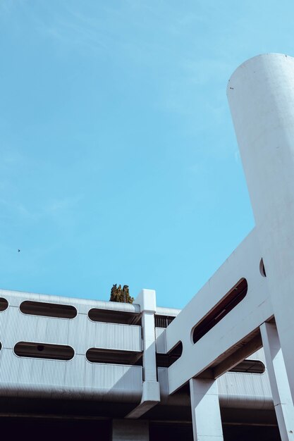 Tir vertical d'un bâtiment blanc exotique sous le ciel bleu