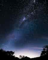Photo gratuite tir vertical d'un beau ciel étoilé