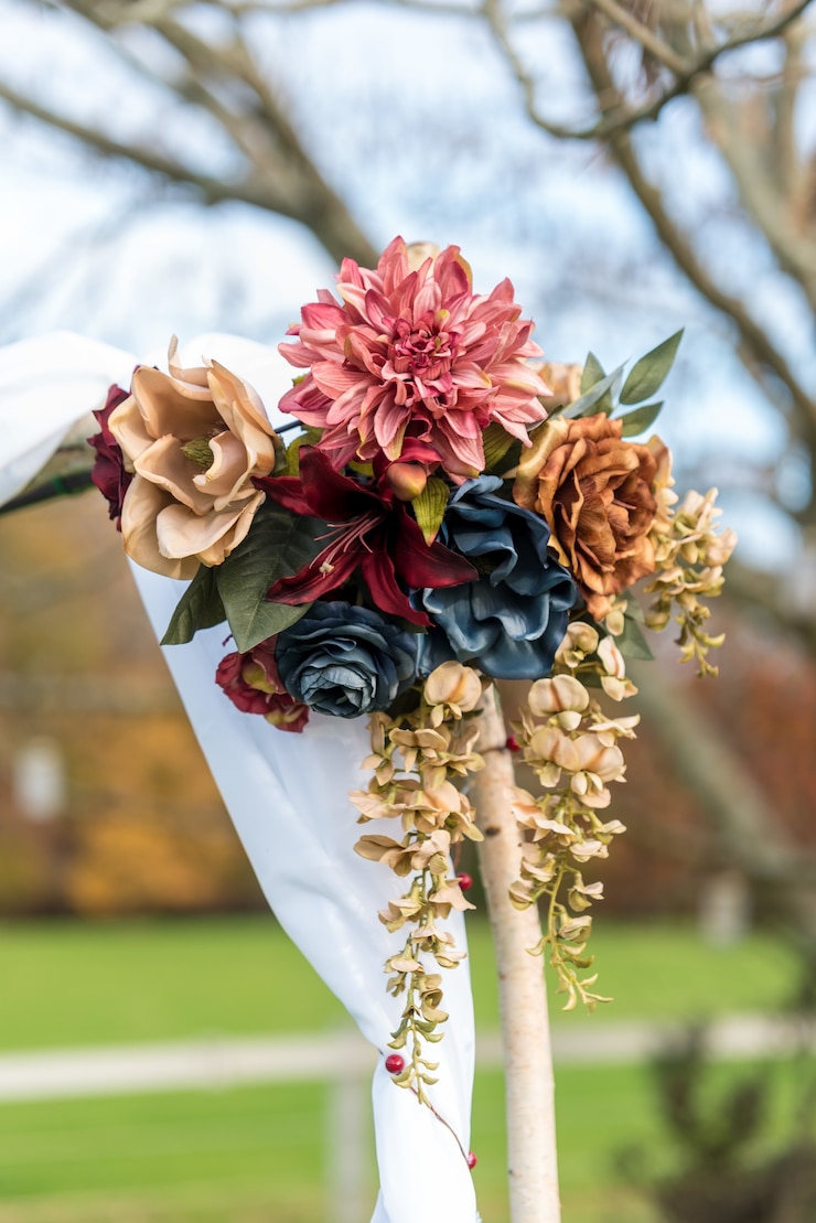 Photo gratuit tir vertical d'une belle décoration de mariage bouquet de fleurs avec un arrière-plan flou