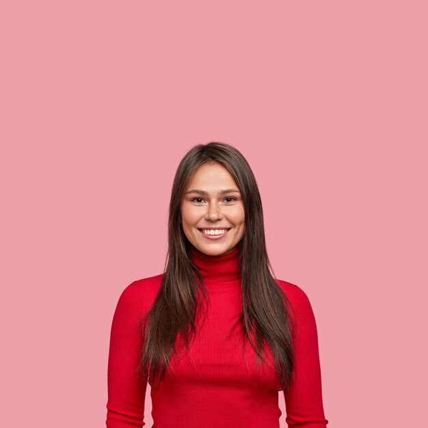 Tir vertical de la belle jeune femme architecte a un sourire éclatant et une fossette sur la joue