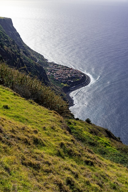 Photo gratuite tir vertical d'un bord de mer dans l'île de madère, portugal