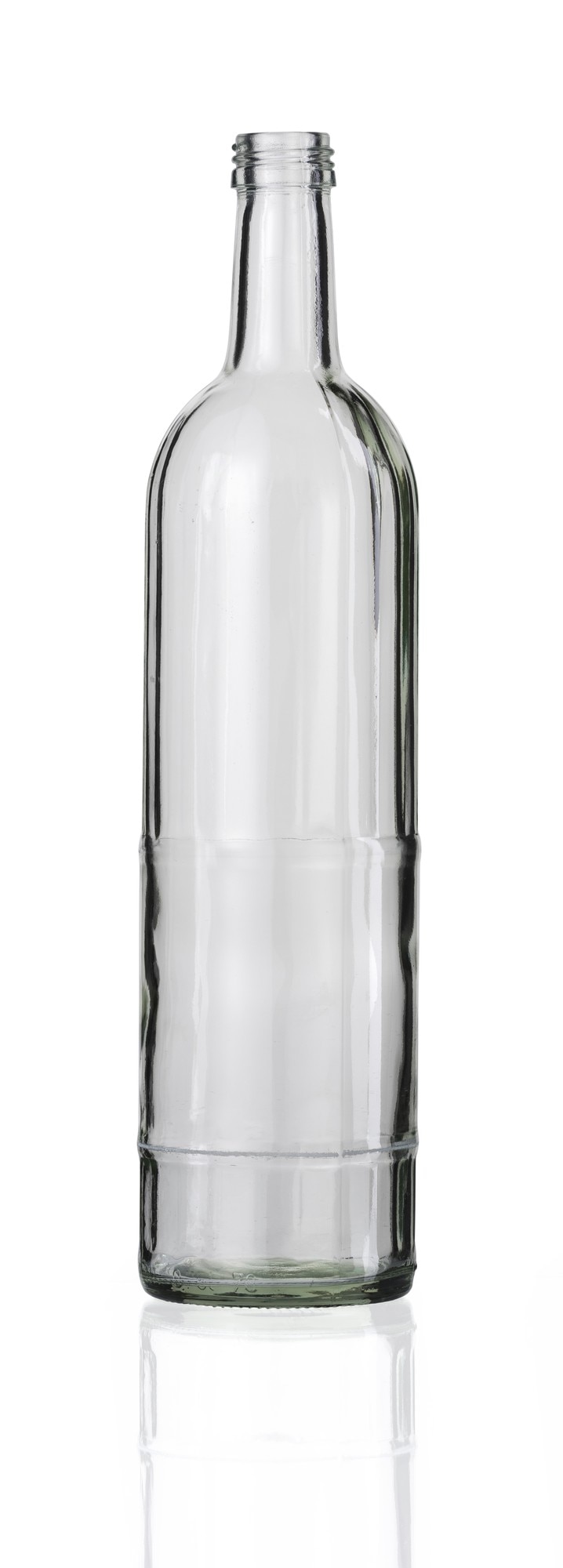 Photo gratuit tir vertical d'une bouteille en verre vide d'isolement