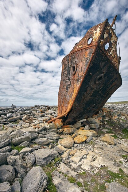 Tir vertical d'une carcasse rouillée du navire Plassy dans les îles d'Aran, Irlande