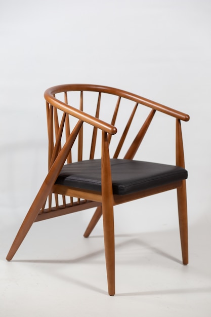 Tir vertical d'une chaise en bois derrière un blanc