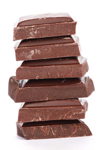Tir vertical de chocolats empilés sur fond blanc
