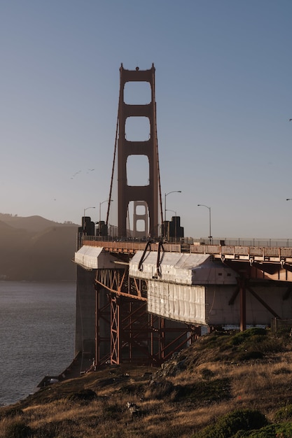 Photo gratuite tir vertical dans le golden gate bridge presidio usa