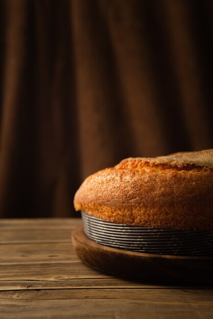 Tir vertical d'un délicieux gâteau éponge