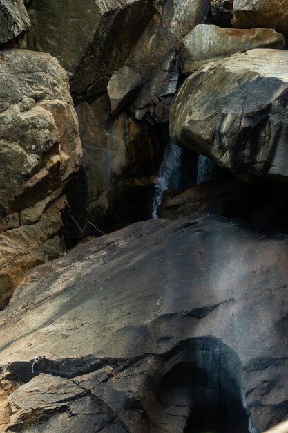 Tir vertical de l'eau qui coule à travers les rochers au Vietnam