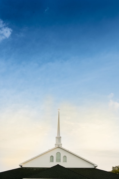 Tir vertical d'une église avec un ciel bleu nuageux