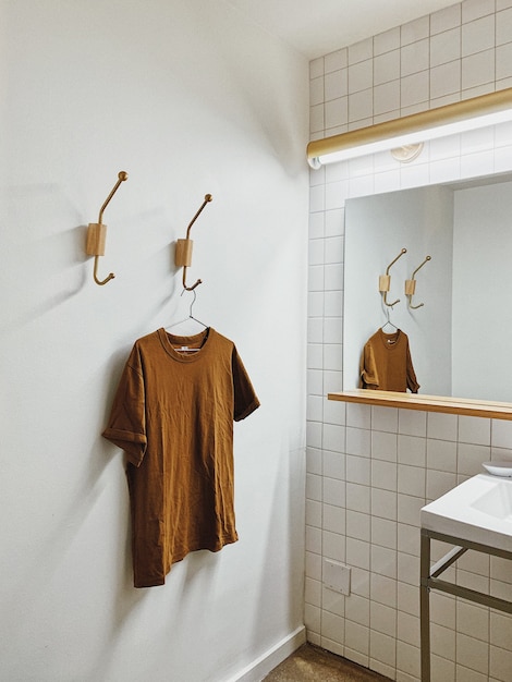 Tir vertical esthétique d'une salle blanche avec des trucs intérieurs en bois et un t-shirt