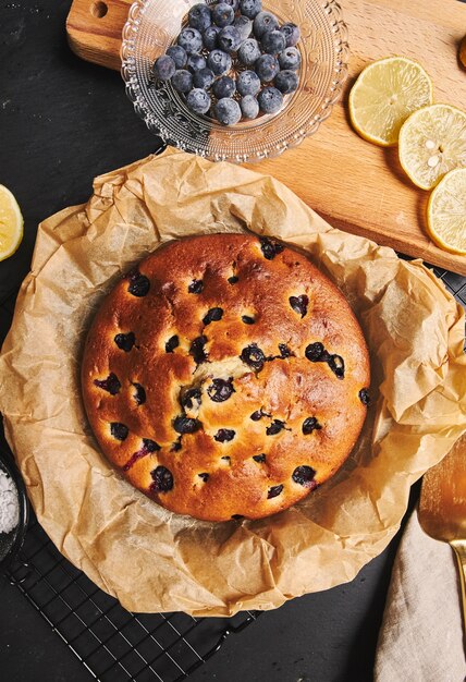 Tir vertical d'un gâteau aux cerises avec du sucre en poudre et des ingrédients