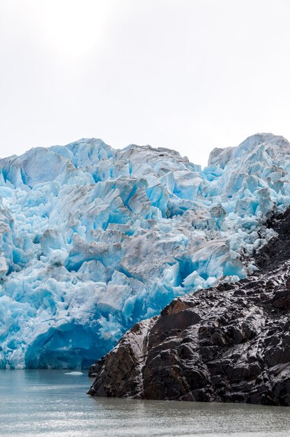 Tir vertical de glaciers dans la région de Patagonie au Chili