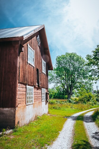 Tir vertical d'une grande grange en bois dans la campagne