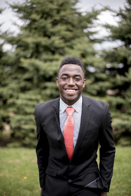 Photo gratuite tir vertical d'un homme bien habillé en souriant