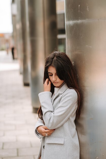 Tir vertical d'une jeune femme asiatique posant dans la rue