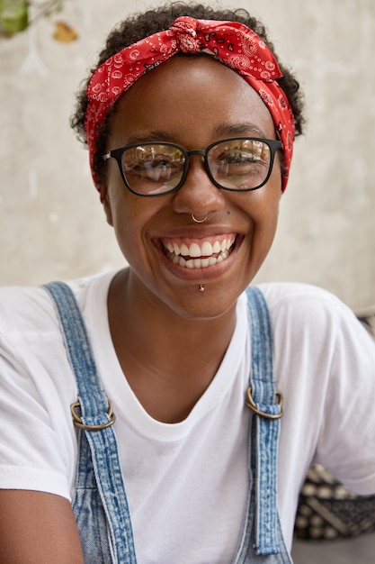 Tir Vertical De Joyeuse Jeune Femme Afro-américaine A Le Sourire à Pleines Dents