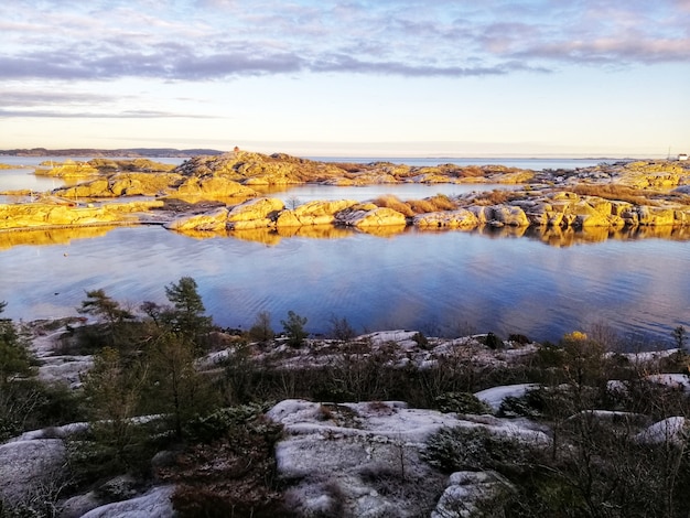 Tir vertical d'un lac entouré de formations rocheuses à Stavern Norvège