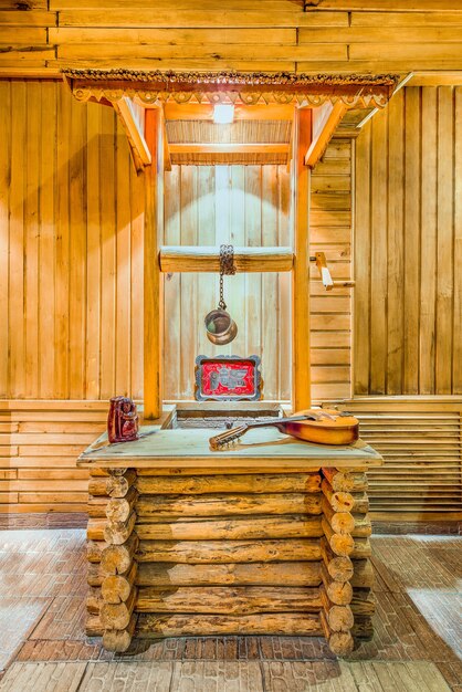 Tir vertical d'une mandole sur une table en bois avec un mur en bois