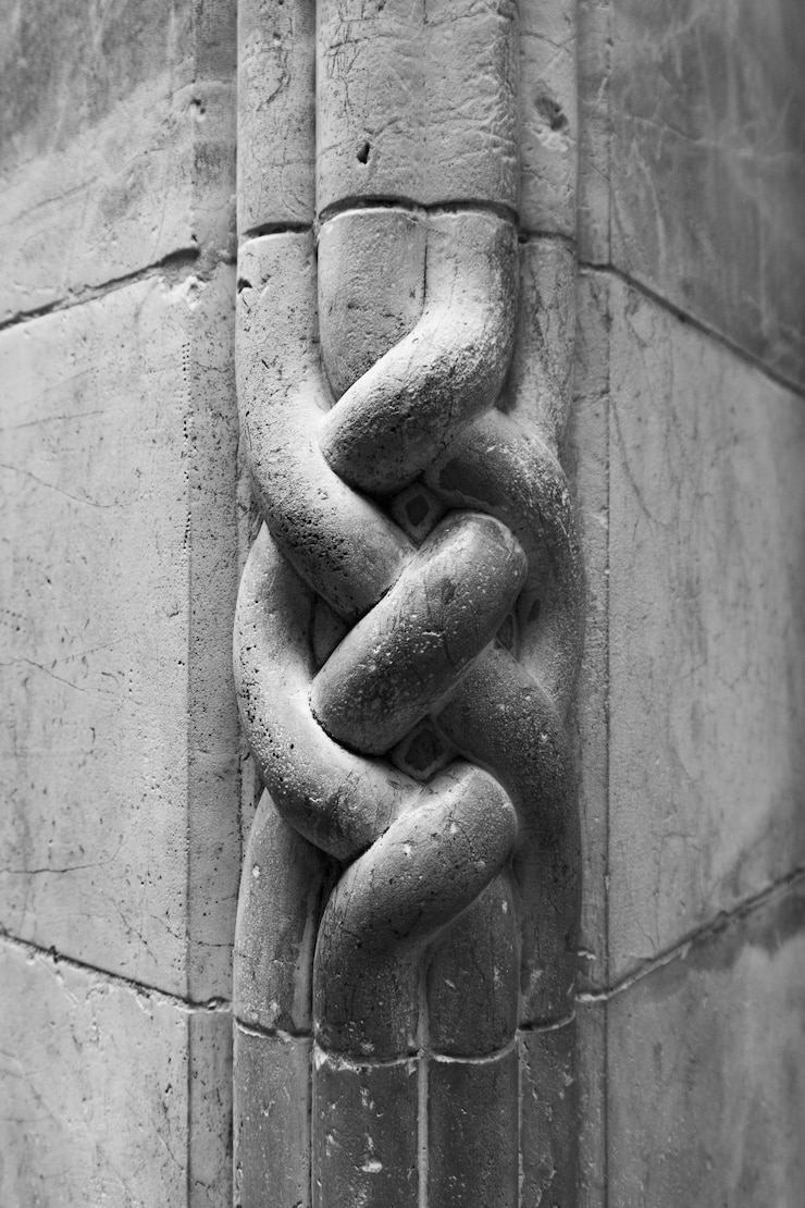 Photo gratuit tir vertical en niveaux de gris de détail en pierre sculptée à jérusalem, israël