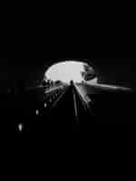 Photo gratuite tir vertical en niveaux de gris d'un passage dans un tunnel - idéal pour un fond monochrome