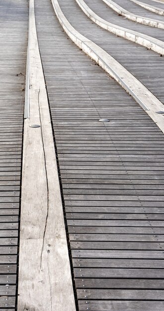 Tir vertical de la passerelle en bois pendant la journée