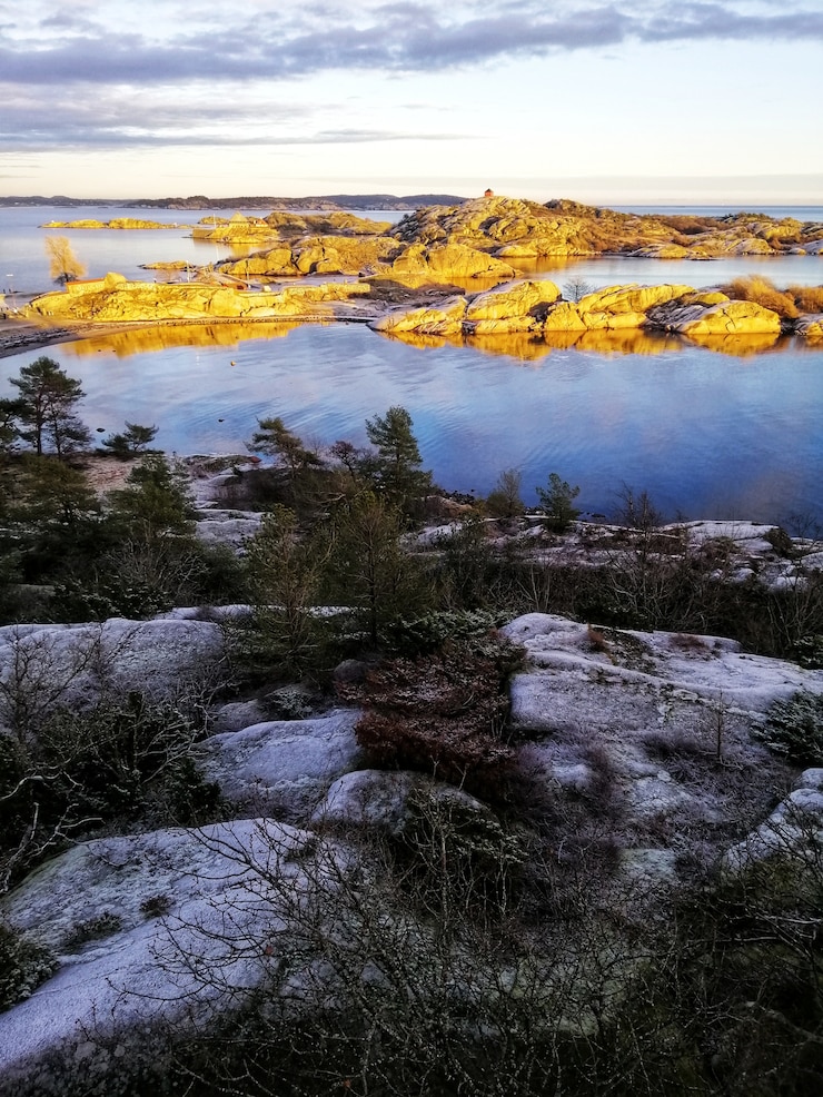 Photo gratuit tir vertical d'un paysage lacustre fascinant à stavern norvège