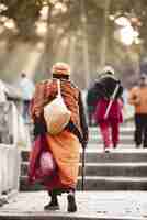 Photo gratuite tir vertical d'une personne âgée portant des robes hindoues avec un arrière-plan flou