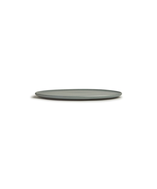 Tir vertical d'une plaque ronde plate grise isolé sur un blanc